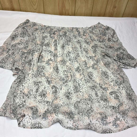 Torrid Gray and White Blouse - Picture 5 of 9